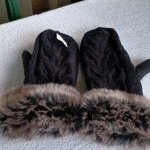 Ladies black knit gloves